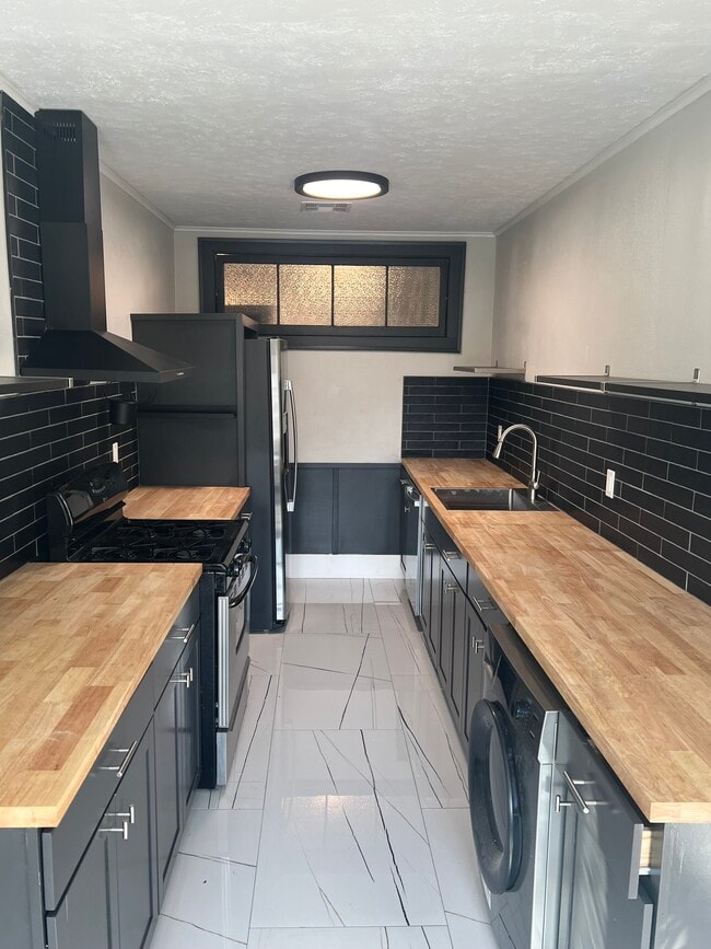 Building Photo - 115 E 12th St