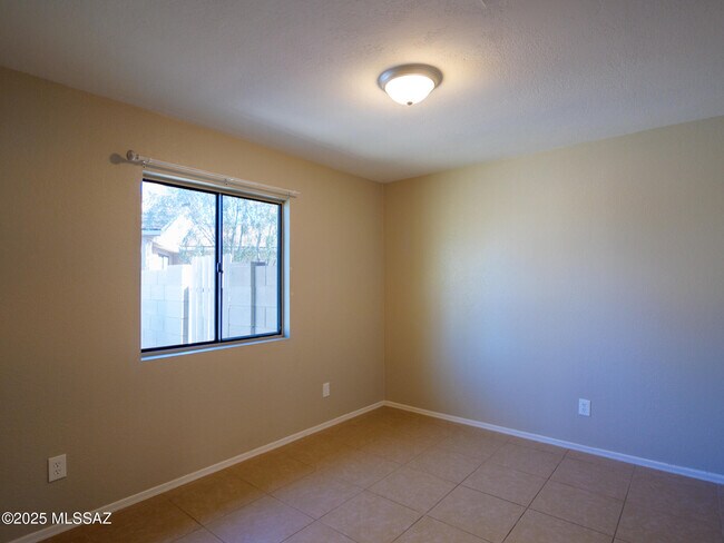 Building Photo - 1672 W Wood Crest Ct