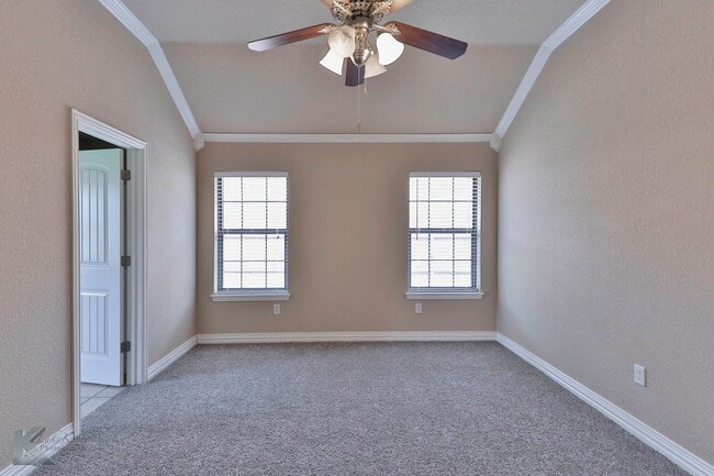 Building Photo - 4 bed 2 bath; newer carpet!
