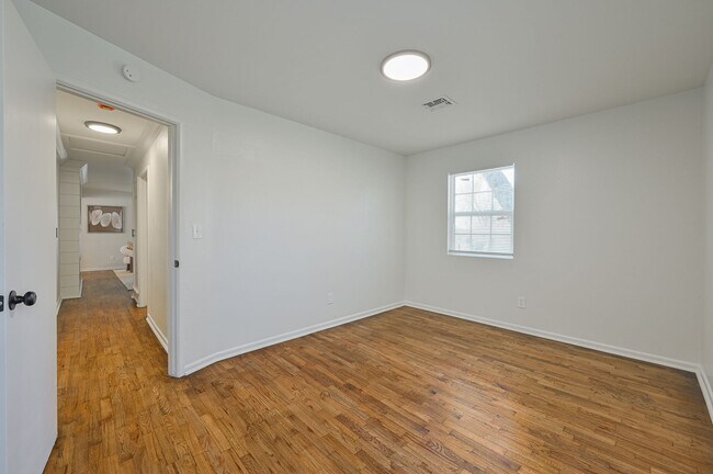 Building Photo - 416 Betty Ln