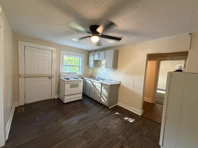 Building Photo - 413 Midway-