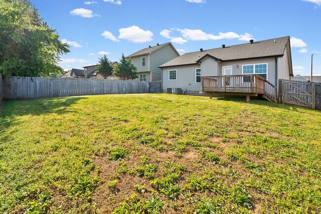 Building Photo - Pet Friendly Three Bedroom!