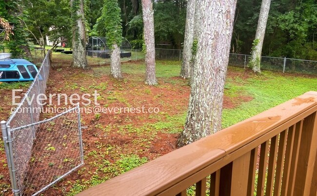 Building Photo - 4 Bed, 2 Bath Home with Fenced Yard / Pet-Friendly / Available Now!