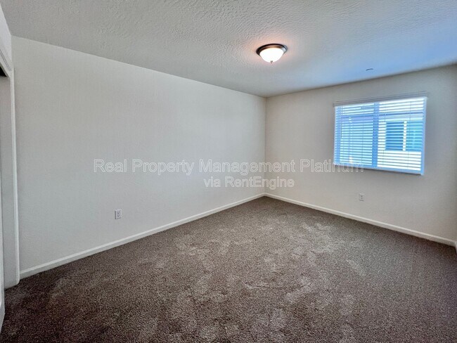 Building Photo - 6596 E Cresthaven Dr