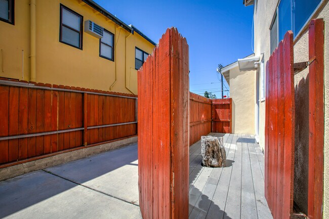 Building Photo - 2256 S Carmelina Ave