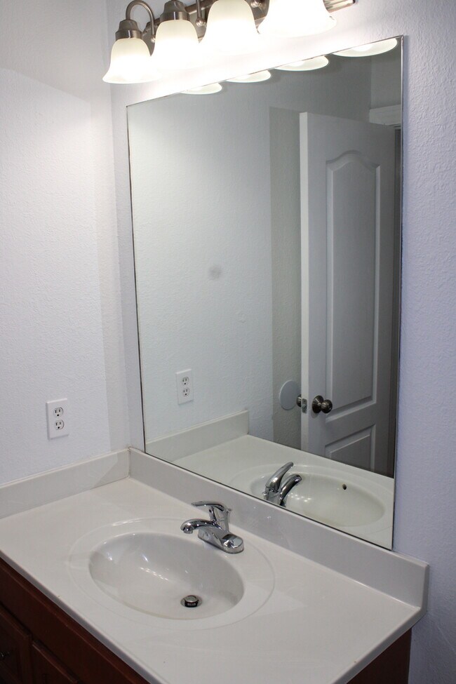 Building Photo - Beautiful 3 bedrooms and 2.5 baths with vanity in ALL ELECTRIC townhome in Blue Springs, MO