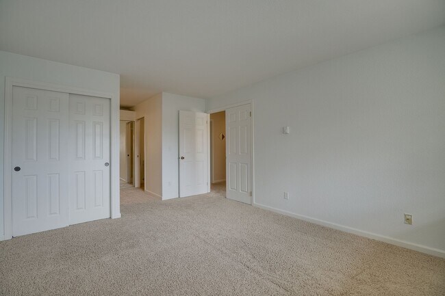 Building Photo - Downtown Mercer Island Condo Available Now!