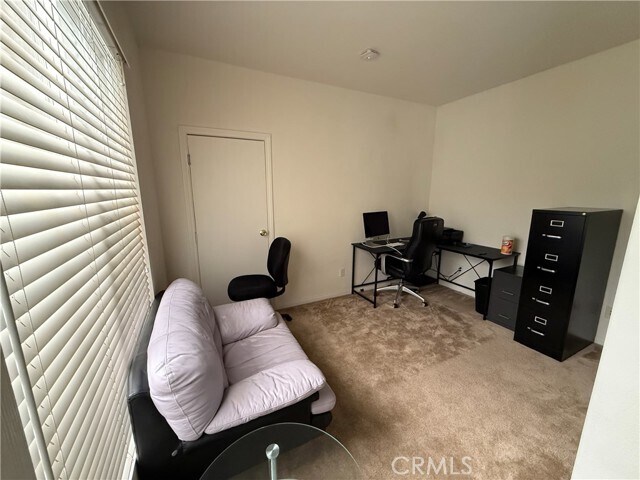 Building Photo - 3 Hollinwood