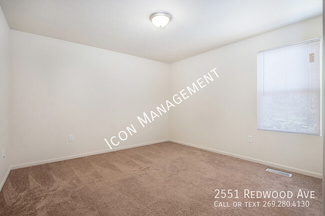 Building Photo - 2551 Redwood Ave