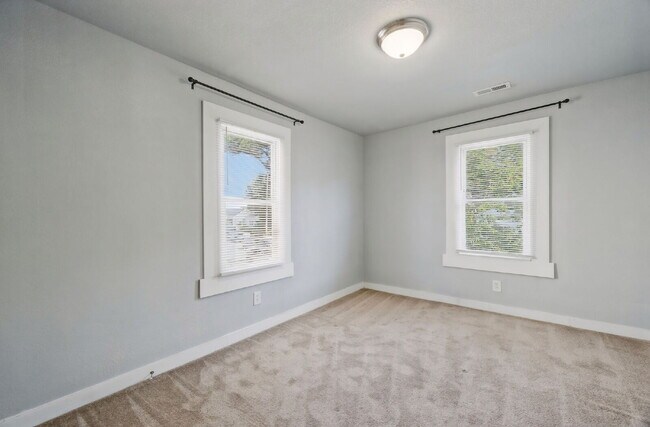 Building Photo - 3 Bed 1.5 bath Updated House Fenced yard -Pets