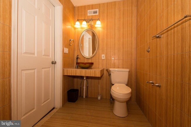 Building Photo - 724 E Locust Ave