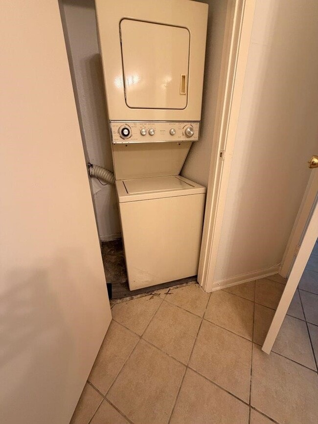 Building Photo - 7901 Cambridge St