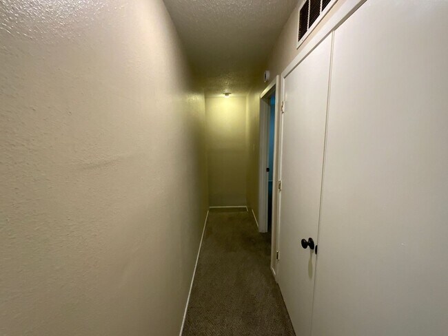 Building Photo - *Owner Broker* 2 Bedroom Townhome Availabl...