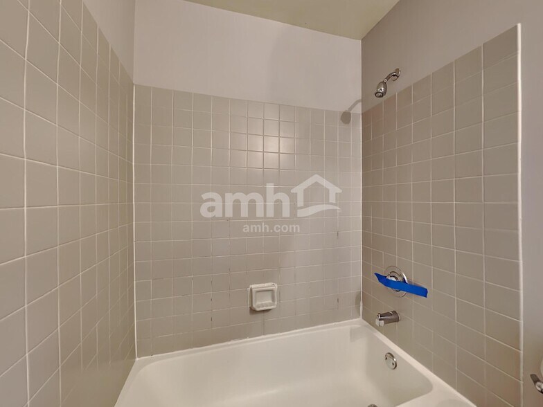 Building Photo - 15 Larkspur Ct