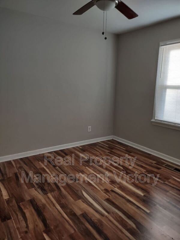 Building Photo - 1305 5th Pl NW