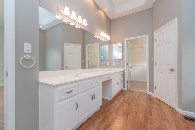Building Photo - 3169 Glenview Dr