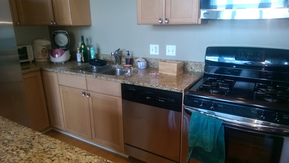 Building Photo - 320 E 21st St