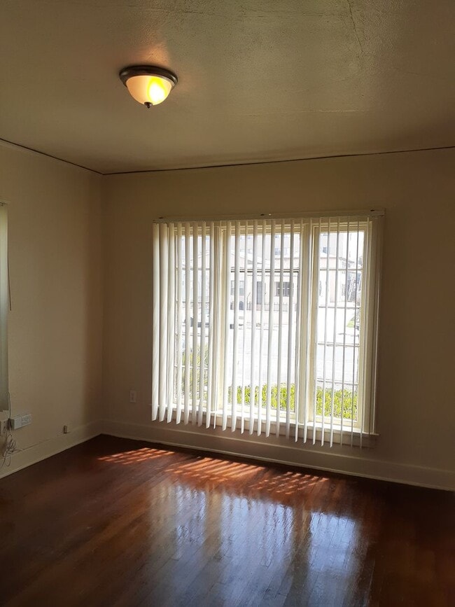 Building Photo - Great 3 Bedroom Home Located in Normal Hei...