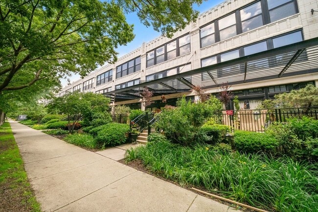 Building Photo - 1070 W 15th St