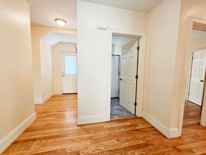 Building Photo - 35 Pratt St