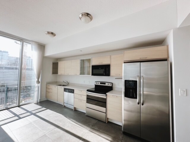 Building Photo - 350 NE 24th St