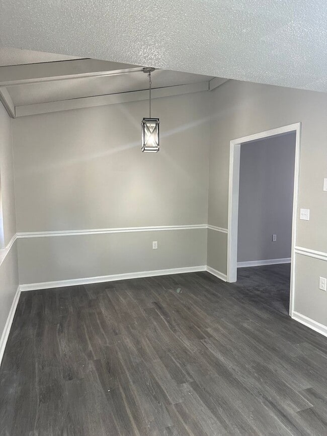 Building Photo - Recently Remodeled 4-Bedroom Home: Style and Convenience Awaits!