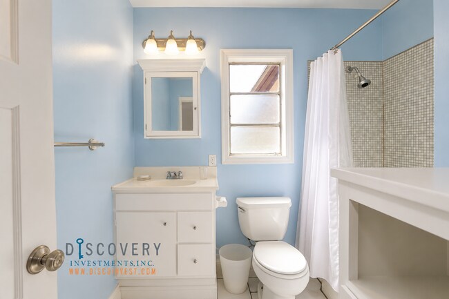 Building Photo - Charming Adams Point One Bedroom Condominium