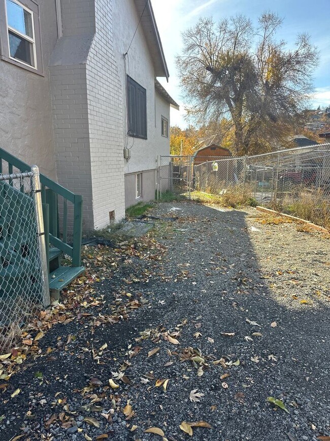 Building Photo - 332 N 10th St