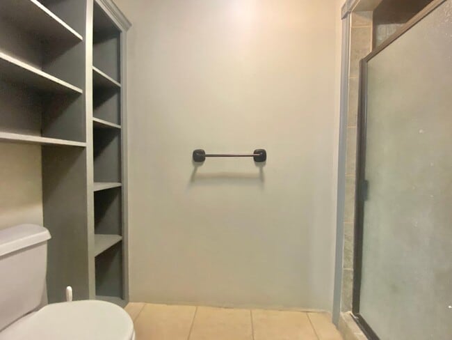 Building Photo - PRE- LEASING NOW for 2 bed 2 bath updated ...