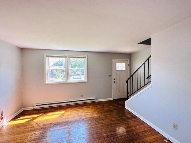 Building Photo - 813 Montrose Ave