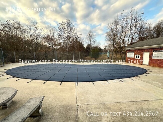 Building Photo - 3 Bedroom Townhome in Georgetown Forest! W...