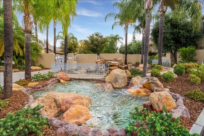 Building Photo - GREAT CONDO CLOSE TO VALENCIA MALL!