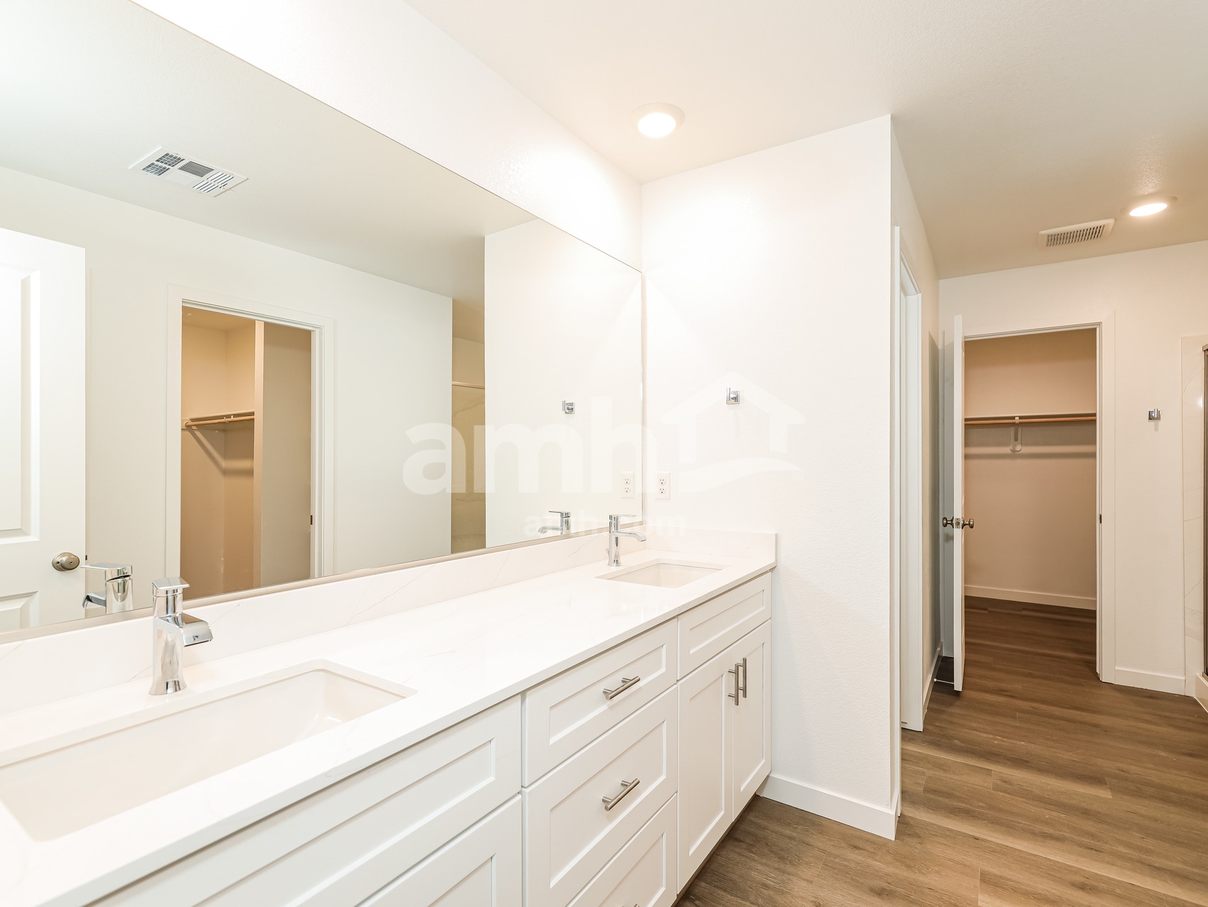 Building Photo - 2364 Devin Ave