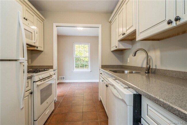 Building Photo - 27 The Knolls