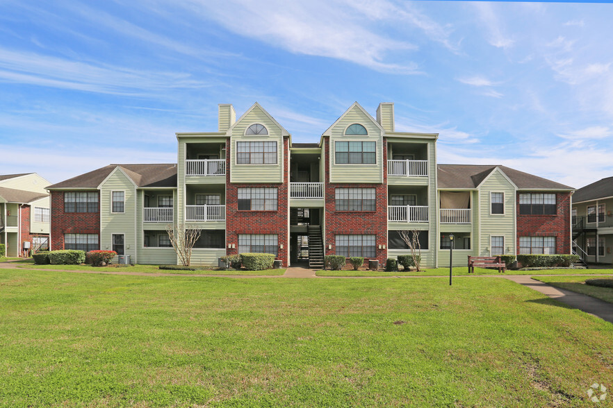 Primary Photo - Raintree Apartments