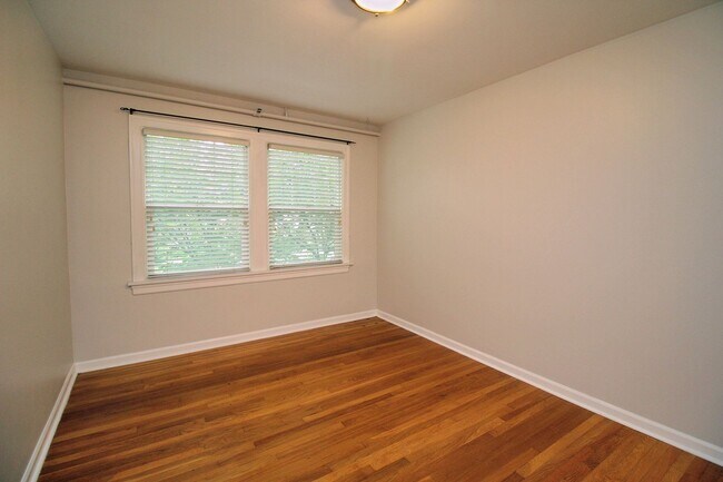 Building Photo - Upper Level Chasselton 1 Bedroom Condo in ...