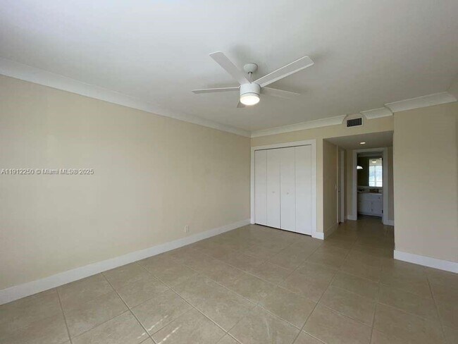 Building Photo - 2950 N Palm Aire Dr