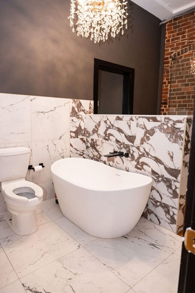 Building Photo - 275 S Limestone