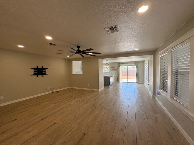 Building Photo - 10552 S Sunshower Way