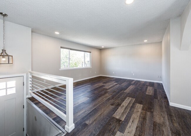 Building Photo - Charming 3 Bed Home Centrally located, Lar...
