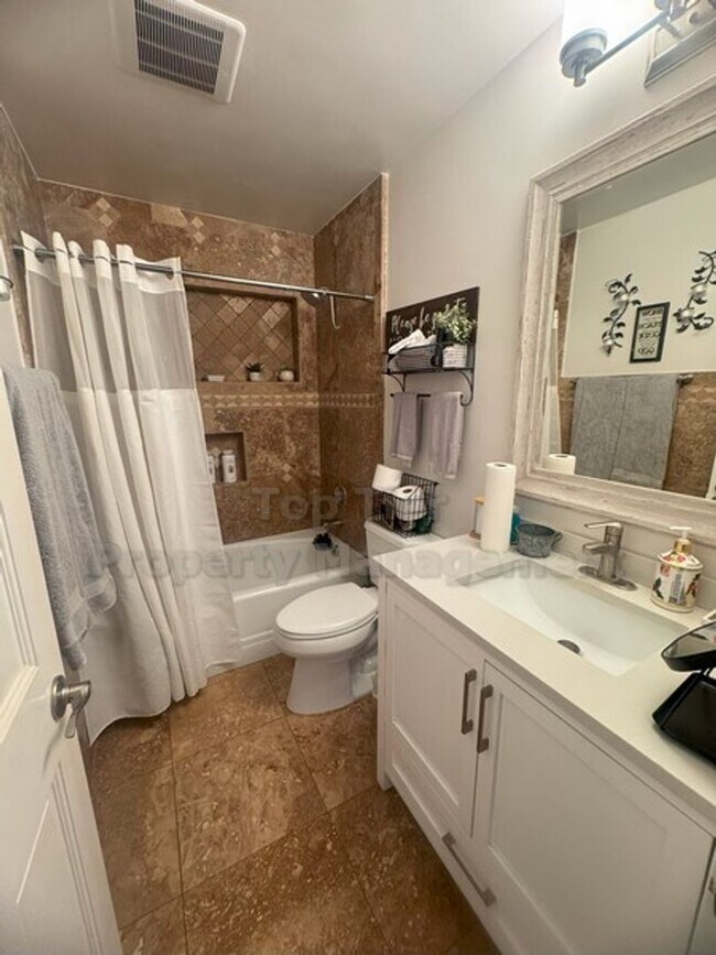 Building Photo - Beautiful Vista Home 3 bed / 3 bath / 1957...