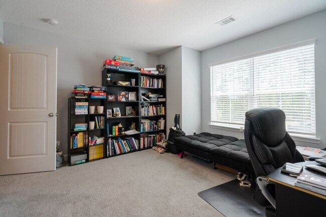 Building Photo - Spacious 4 Bed, 4 Bath