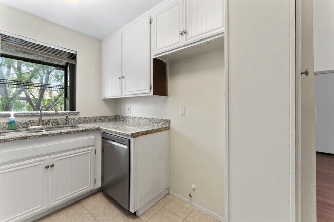 Building Photo - "Charming 2-Bed, 2-Bath Condo Retreat in S...