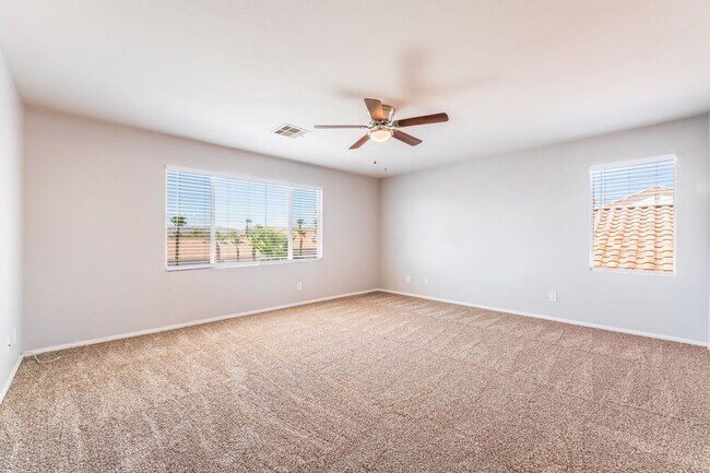 Building Photo - Beautiful 5 bed home with sparkling pool located in the heart of Las Vegas!