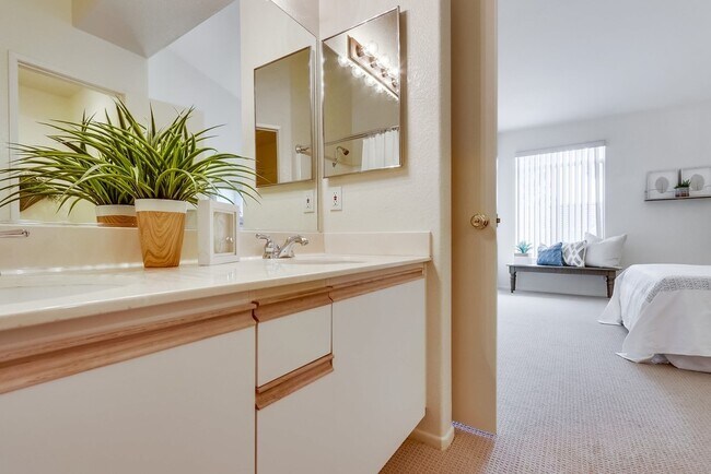 Building Photo - Beautiful Aliso Viejo Condo in the Seagate Colony-2/2