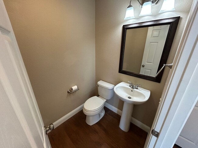 Building Photo - Beautiful Hidden Lake 3 Bed 3 Bath Home