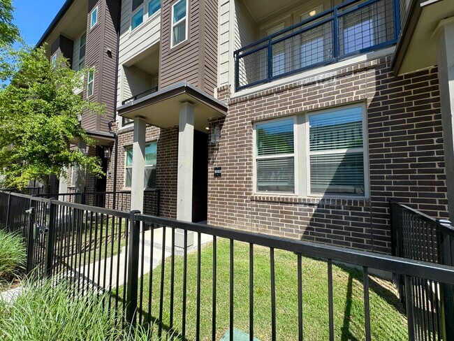 Primary Photo - 4020 McEwen Rd