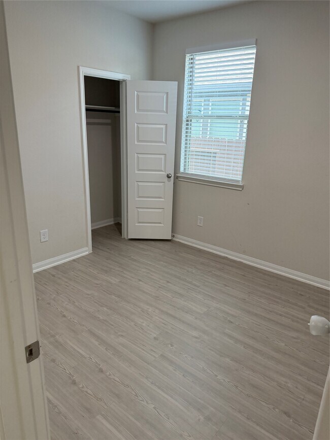 Building Photo - 3056 Plateau Dr