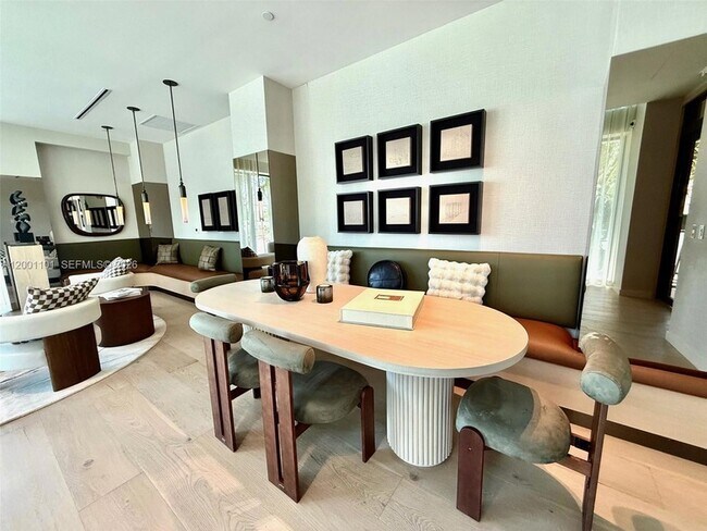 Building Photo - 9901 W Bay Harbor Dr