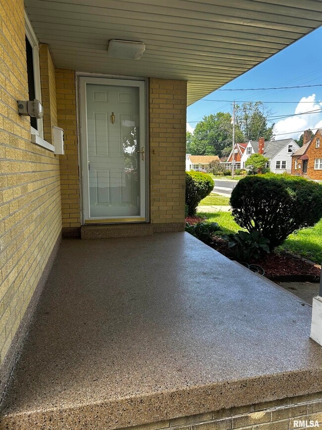 Building Photo - 2206 W Rohmann Ave